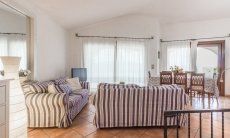 Villa Maestrale | Salotto con divano e finestre panoramiche Villa Maestrale, Cala Ginepro, Olbia