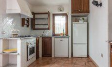 Villa Maestrale | Cucina ben fornita con fornelli a gas, forno, lavastoviglie e grande frigo e freezer Villa Maestrale, Cala Ginepro, Olbia