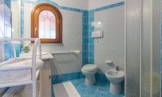 Villa Maestrale | Bagno 1 con doccia al piano superiore Villa Maestrale, Cala Ginepro, Olbia
