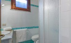 Villa Maestrale | Bagno 2 con doccia al piano inferiore Villa Maestrale, Cala Ginepro, Olbia