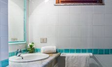 Villa Maestrale | Bagno 2 con doccia al piano inferiore Villa Maestrale, Cala Ginepro, Olbia