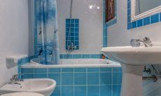 Villa Maestrale | Bagno 3 con vasca al piano inferiore Villa Maestrale, Cala Ginepro, Olbia