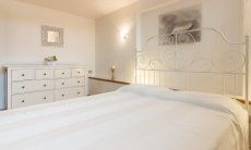 Villa Maestrale | Camera 2 con letto matrimoniale al piano inferiore Villa Maestrale, Cala Ginepro, Olbia