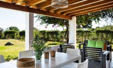 Villetta Fabio | Grande tavolo da pranzo con vista mare Tavolo da pranzo esterno Villetta Fabio Costa Rei