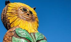 Villetta 3 | Vista verso il cielo con gli occhiali da sole Statua guffo Villetta 3 Costa Rei