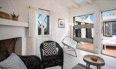 Casa 1 | Vista dal soggiorno nel cortile interno Arreddamento Casa 1 Sant'Elmo