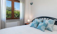 Villa Iris | Camera da letto 1 con vista sul giardino New Picture 2022