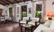 Villa Lucia | Salotto dall'arredo tradizionale con vista sulla terrazza New Picture 2022