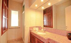 Villa Ulivi 27 | Bagno con finiture in marmo V. Ulivi 27