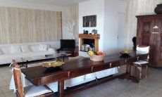 Villa Ulivi 27 | Elegante salotto con tavolo e camino interno V. Ulivi 27