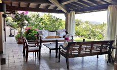 Villa Ulivi 27 | Terrazza coperta con divanetti V. Ulivi 27