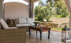 Villa Iris | Comoda zona lounge con divanetti in rattan e vista sul giardino New Picture
