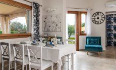 Villa Iris | Luminosa zona giorno con tavolo da pranzo e vista sul giardino New Picture