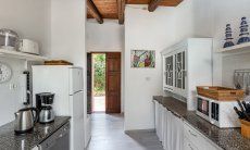 Villa Fiori 3 | La cucina, completamente attrezzata, ha un'uscita sul giardino e sulla piscina. New Picture 2025