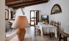 Villa Fiori 3 | Tavolo da pranzo in soggiorno - ideale per un momento di relax all'inizio e alla fine della stagione New Picture 2025
