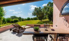 Villa Fiori 3 | Dalla terrazza coperta si vede il giardino ben curato New Picture 2025