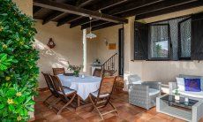 Villa Serena | Terrazza coperta con tavolo da pranzo e divanetti New Picture 2025