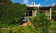 Villa Serena | Vista della casa con giardino e terrazza New Picture 2025