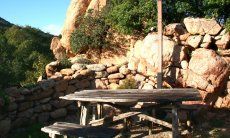 Villa Aquila Alta | Area di seduta rustica sotto le rocce Sardegna