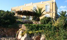 Villa Aquila Alta | Villa Aquila circondata da rocce, palme e cespugli Villa Aquila