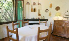 Casa Meloni 1 | Sala da pranzo con tavolo, camino e divano Sala da pranzo