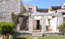 Villa Domus 17 | Ingresso tra archi in granito Sardegna