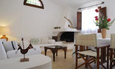 Villa Fiori 4 | Salotto con camino e TV e tavolo per mangiare V. Fiori 4