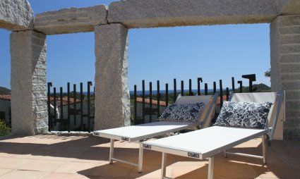 Patio con lettini da sole