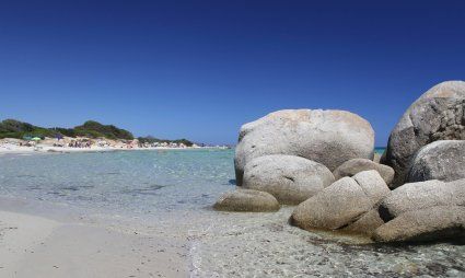 Mare cristallina della Sardegna sulla spiaggia di Sant Elmo