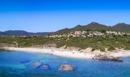 Panorama del complesso di  Sant Elmo tra il mare e le montagne della Sardegna