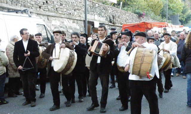 Gruppo musicale in costumi sardi durante una processione 