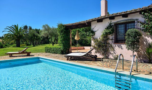 Piscina privata con lettini da sole, casa e giardino Piscina privata con lettini da sole, casa e giardino