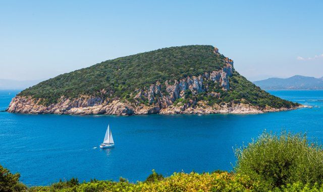 Barcavela davanti all'isola Figarolo a Golfo Aranci